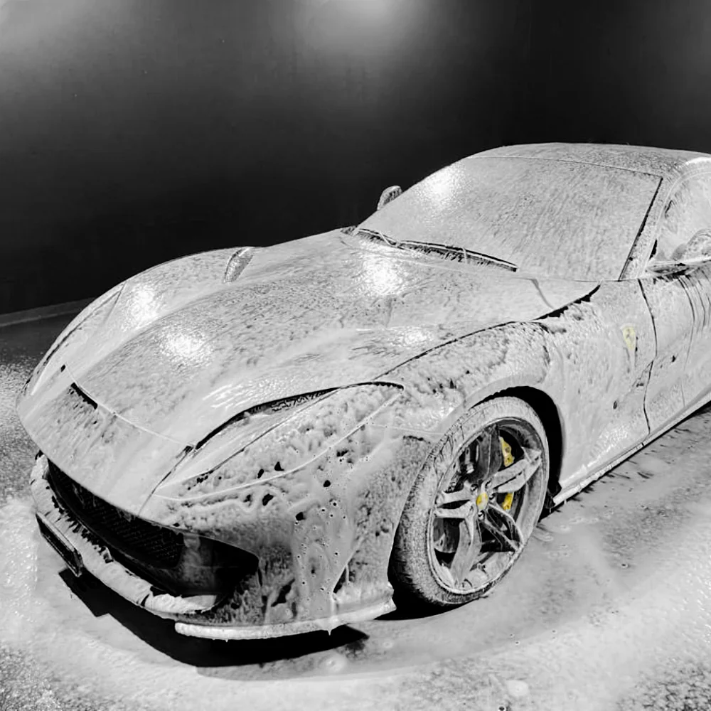 Cura perfetta dell’auto: Lavaggio a mano e asciugatura con SWISSVAX